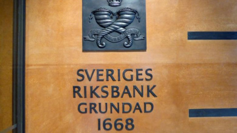 El logo del Banco de Suecia (Riksbank) en la entrada de su sede en Estocolmo. REUTERS El logo del Banco de Suecia (Riksbank) en la entrada de su sede en Estocolmo. REUTERS