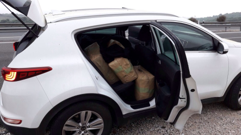 Fardos de hachís incautados en un coche utilizado por narcotraficantes. Fardos de hachís incautados en un coche utilizado por narcotraficantes.