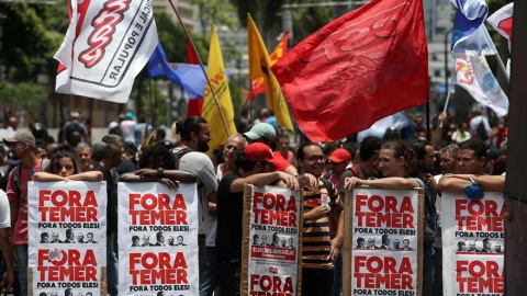 Un grupo de personas participa en una manifestación en contra de políticas económicas de Michel Temer. EFE Un grupo de personas participa en una manifestación en contra de políticas económicas de Michel Temer. EFE