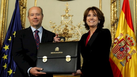 El nuevo ministro de Justicia, Juan Carlos Campo recibe la cartera del ministerio de Justicia, de manos de su antecesora Dolores Delgado. / EFE - BALLESTEROS El nuevo ministro de Justicia, Juan Carlos Campo recibe la cartera del ministerio de Justicia, de manos de su antecesora Dolores Delgado. / EFE - BALLESTEROS
