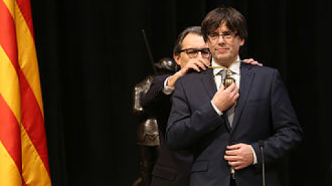 El_president_Mas_imposa_la_medalla_al_president_Puigdemont.jpg