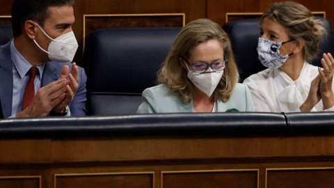 Sánchez, Calviño y Díaz en el Congreso. (EFE) Sánchez, Calviño y Díaz en el Congreso. (EFE)