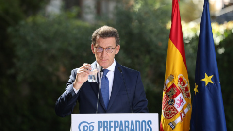 El presidente del PP, Alberto Núñez Feijóo, bebe agua durante su comparecencia para hacer balance del curso político E.P./Marta Fernández El presidente del PP, Alberto Núñez Feijóo, bebe agua durante su comparecencia para hacer balance del curso político E.P./Marta Fernández