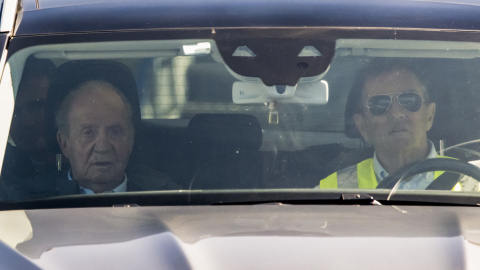 El rey emérito Juan Carlos I junto a su amigo Pedro Campos, tras su llegada al aeropuerto de Peinador (Vigo) procedente de Londres, en su segunda visita a España desde que decidió marcharse a vivir a Abu Dabi (Emiratos Árabes Unidos) en ag El rey emérito Juan Carlos I junto a su amigo Pedro Campos, tras su llegada al aeropuerto de Peinador (Vigo) procedente de Londres, en su segunda visita a España desde que decidió marcharse a vivir a Abu Dabi (Emiratos Árabes Unidos) en ago