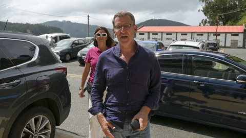 El líder del Partido Popular, Alberto Núñez-Feijóo, a su llegada a un restaurante en Cedeira, A Coruña, este viernes. EFE/ Moncho Fuentes El líder del Partido Popular, Alberto Núñez-Feijóo, a su llegada a un restaurante en Cedeira, A Coruña, este viernes. EFE/ Moncho Fuentes