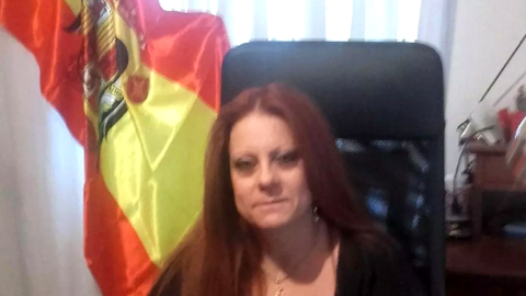 Esmeralda Pastor Estrada, junto a la bandera franquista, en una foto publicada en su perfil de Facebook en agosto de 2021. Esmeralda Pastor Estrada, junto a la bandera franquista, en una foto publicada en su perfil de Facebook. Esmeralda Pastor Estrada, junto a la bandera franquista, en una foto publicada en su perfil de Facebook en agosto de 2021.