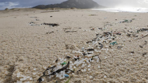 Miles de bolitas de pellets para la fabricación de plásticos, procedentes de un contenedor que cayó al mar desde un barco en la playa de Area Maior, a 5 de enero de 2023.- Lavandeira Jr / EFE Miles de bolitas de pellets para la fabricación de plásticos, procedentes de un contenedor que cayó al mar desde un barco en la playa de Area Maior, a 5 de enero de 2023.- Lavandeira Jr / EFE