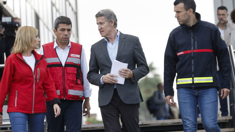 El presidente del Partido Popular, Alberto Núñez Feijóo (2d), junto al president de la Generalitat, Carlos Mazón (2i)en una visita este jueves el Centro de Coordinación de Emergencias de la Generalitat Valenciana. EFE/ Kai Fosterling El presidente del Partido Popular, Alberto Núñez Feijóo, junto al president de la Generalitat, Carlos Mazón, en una visita al Centro de Coordinación de Emergencias de la Generalitat Valenciana. EFE/ Kai Fosterling