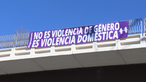 Carteles contra la denominación de "violencia de género" Carteles contra la denominación de "violencia de género"