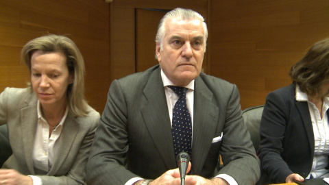 Bárcenas confiesa la 'caja B' y señala a Rajoy como "conocedor" Bárcenas confiesa la 'caja B' y señala a Rajoy como "conocedor"