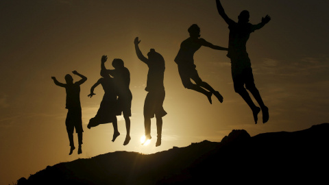 Chicos palestinos demuestran sus habilidades de parkour en la ciudad de Gaza. REUTERS/Mohammed Salem