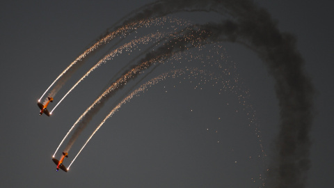 Aviones en una exhibición durante el segundo día del Bahrain Air Show 2016, en Sakhir, al sur de Baréin.  REUTERS/Hamad I Mohammed