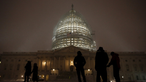 Gente a las afueras del Capitolio bajo la nevada. /REUTERS