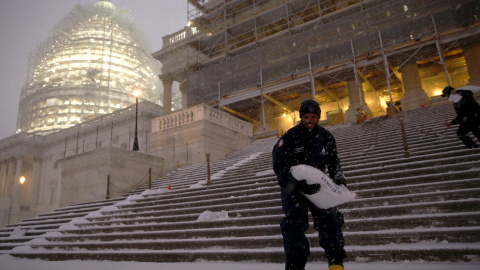 Un operario quita nieve de las escalinatas de acceso al Capitolio. /REUTERS