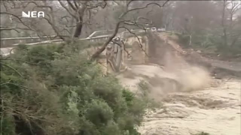 El impresionante derrumbe de un puente centenario en Creta a causa de las riadas El impresionante derrumbe de un puente centenario en Creta a causa de las riadas