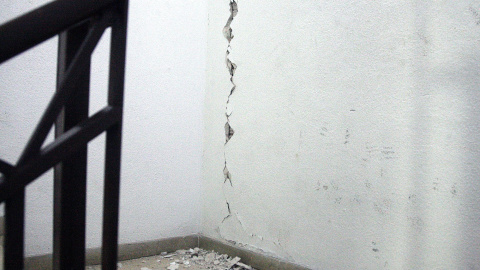 El terremoto de 6.3 grados registrado hoy en el Mar de Alborán se ha percibido con mayor intensidad en Melilla, donde ha causado daños en edificios y la suspensión de las clases en la ciudad autónoma para evaluar el estado de los centros ed