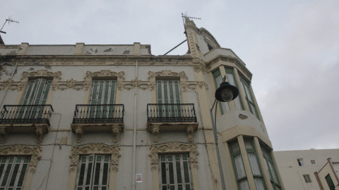 El terremoto de 6.3 grados registrado hoy en el Mar de Alborán se ha percibido con mayor intensidad en Melilla, donde ha causado daños en edificios y la suspensión de las clases en la ciudad autónoma para evaluar el estado de los centros ed