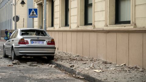Un coche dañado y escombros se ven en una calle de Melilla. REUTERS/Jesus Blasco de Avellaneda