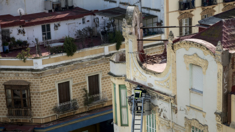 Un bombero retira la parte dañada de un edificio en Melilla. REUTERS/Jesus Blasco de Avellaneda