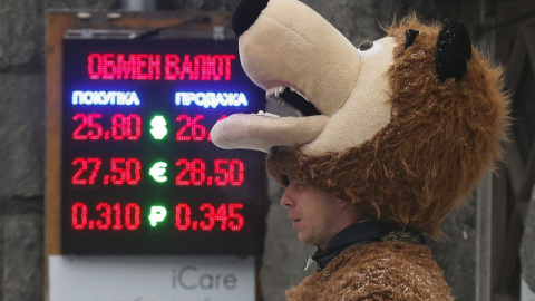 Un hombre disfrazado de oso trabaja junto a una casa de cambio en Kiev, Ucrania. EFE/Sergey Dolzhenko