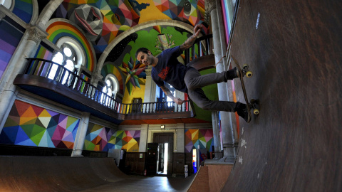 Un hombre practica skate dentro de la iglesia de Santa Bárbara en Llanera, Asturias. REUTERS/Eloy Alonso