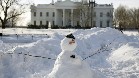 Un muñeco de nieve frente a la Casa Blanca en Washington. REUTERS/Kevin Lamarque