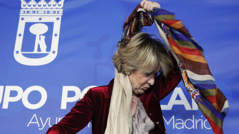 La presidenta del PP de Madrid y portavoz de la formación en el Ayuntamiento de la capital, Esperanza Aguirre, a su llegada a la rueda de prensa que ha ofrecido hoy tras reunirse con el grupo municipal. EFE/Juan Carlos Hidalgo