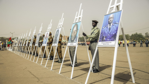 Carteles con los retraros de las víctimas del atentado de Al Qaeda en el Magreb Islámico del pasado 15 de enero, durante un homenaje en la capital Uagadugú, Burkina Faso. EFE/Wouter Elsen