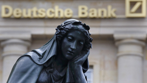 Una estatua junto del logo de Deutsche Bank de Alemania en Frankfurt. REUTERS/Kai Pfaffenbach