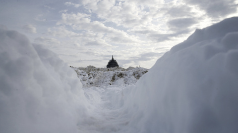 La cúpula del Capitolio se puede ver tras los montones de nieve retirados de las áreas de estacionamiento y paseos alrededor de los jardines de en Washington. REUTERS/Jonathan Ernst
