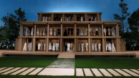 Unos modelos lucen creaciones de la colección primavera/verano 2016 del diseñador alemán Karl Lagerfeld para Chanel durante la Semana de la Moda de Alta Costura celebrada en París (Francia). EFE/Ian Langsdon