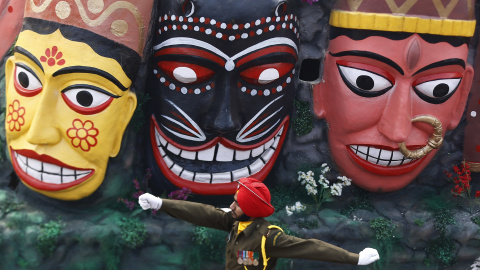 Un soldado del Ejército indio marcha junto a un retablo durante el desfile del Día de la República en Nueva Delhi. REUTERS/Adnan Abidi