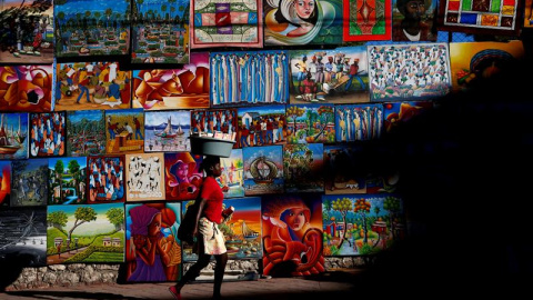 Una vendedora de medicinas camina por una calle de Petionville, en Puerto Príncipe (Haití). EFE/Orlando Barría