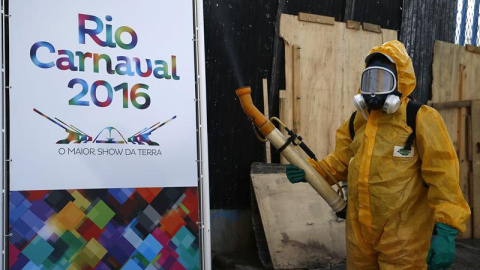 Agentes de la Secretaría Municipal de Salud de Río de Janeiro desinfectaron las instalaciones del Sambódromo, donde a partir del 5 de febrero se comenzaran los desfiles del Carnaval carioca, para prevenir posibles brotes del mosquito Aedes 