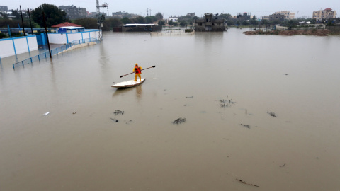 Un miembro de la defensa civil palestina ayuda a evacuar a la gente afectada por la tormenta en Raffah, al sudeste de Gaza, Palestina. REUTERS/Ibraheem Abu Mustafa