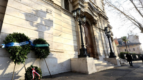 Varias coronas de flores han sido depositadas en el exterior de la sinagoga de Roma con motivo de la celebración del Día Internacional en Recuerdo del Holocausto, en Roma (Italia).- EFE