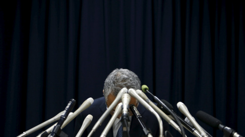 El ministro de Economía japonés, Akira Amari se inclina antes de una rueda de prensa en Tokio, Japón, 28 de enero de 2016. Amari informó este jueves de su dimisión al asumir la responsabilidad de un escándalo de financiación política que ha