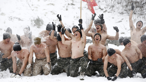 Marines estadounidenses y surcoreanos juegan en la nieve durante unas maniobras en pyeongchang, a unos 200 km al este de Seúl (Corea del Sur) hoy, 28 de enero de 2016. EFE/Jeon Heon-Kyun