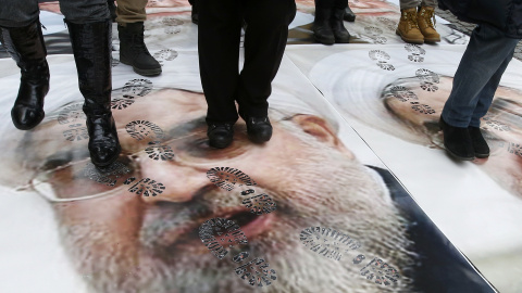 Manifestación en París en protesta por la visita del presidente de Irán, Hassan Rohani. REUTERS/Jacky Naegelen