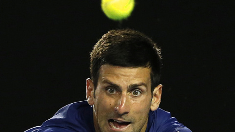 El serbio Novak Djokovic reacciona tras golpear la pelota durante el partido de semifinales ante el suizo Roger Federer en el torneo Abierto de tenis de Australia en Melbourne Park, Australia, 28 de enero de 2016. REUTERS / Tyrone Siu