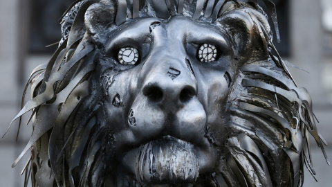 Una escultura de un león de National Geographic Wild se ha colocado en la Plaza de Trafalgar en Londres, Gran Bretaña, para denunciar el peligro de extinción de los grandes felinos. REUTERS / Stefan Wermuth