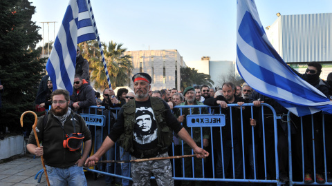Los agricultores participan en una manifestación para protestar contra una reforma de las pensiones que forma parte del duro plan de rescate económico de Grecia 28 de enero de 2016./AFP