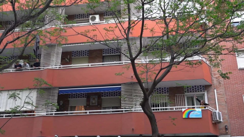 Un bingo entre balcones en una calle de Sevilla Un bingo entre balcones en una calle de Sevilla