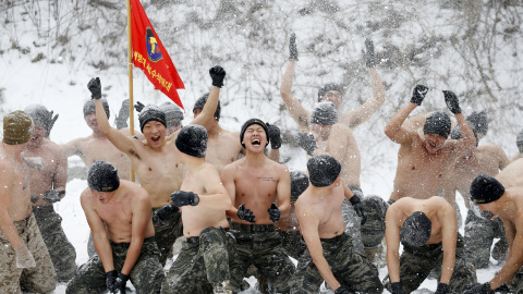 Marines estadounidenses y surcoreanos lanzan nieve durante un instrucción militar de invierno en Pyeongchang, en Corea del Sur. REUTERS/Kim Hong-Ji