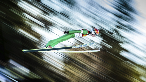 El austriaco Fabian Steindl en acción durante la prueba de salto de la Copa del Mundo de esquí nórdico disputada en Seefeld, Austria. EFE/Jfk