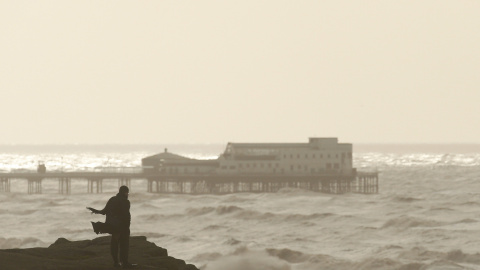 Un hombre mira la tormenta Gertrude en el mar de Irlandal, en Blackpool, Gran Bretaña. REUTERS/Phil Noble