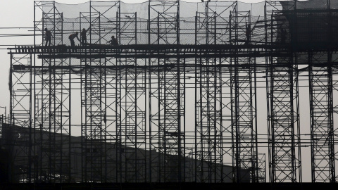 Obreros trabajan en una obra a las afueras de Calcuta, India. REUTERS/Phil Noble