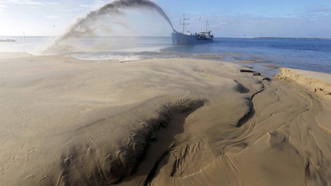 Un arco se forma de arena formado desde el barco "Cotes de Bretagne" en la playa de Le Pyla en la costa atlántica cerca de Arcachon, Francias. REUTERS/Regis Duvignau