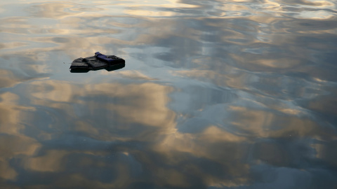 Un chaleco salvavidas flota en la superficie del agua en la isla griega de Lesbos. REUTERS/Darrin Zammit