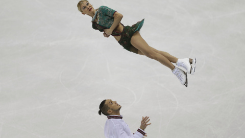 Los bailarines rusos Volosozhar y Trankov durante la actuación en el Campeonato de Patinaje Artístico que se celebra en Bratislava, Eslovaquia. REUTERS/David W Cerny